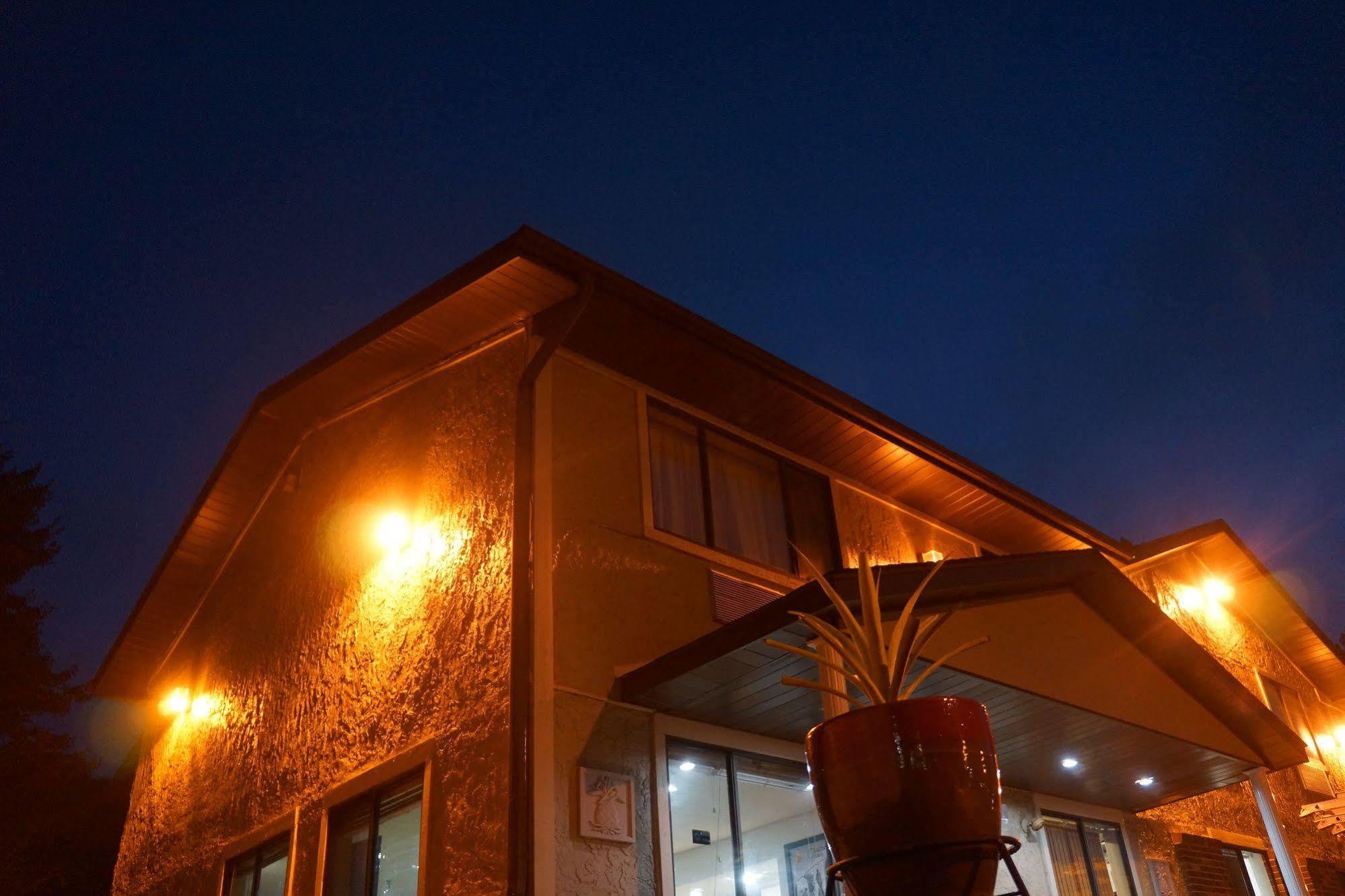 Super 8 By Wyndham Delmont Hotel Exterior photo